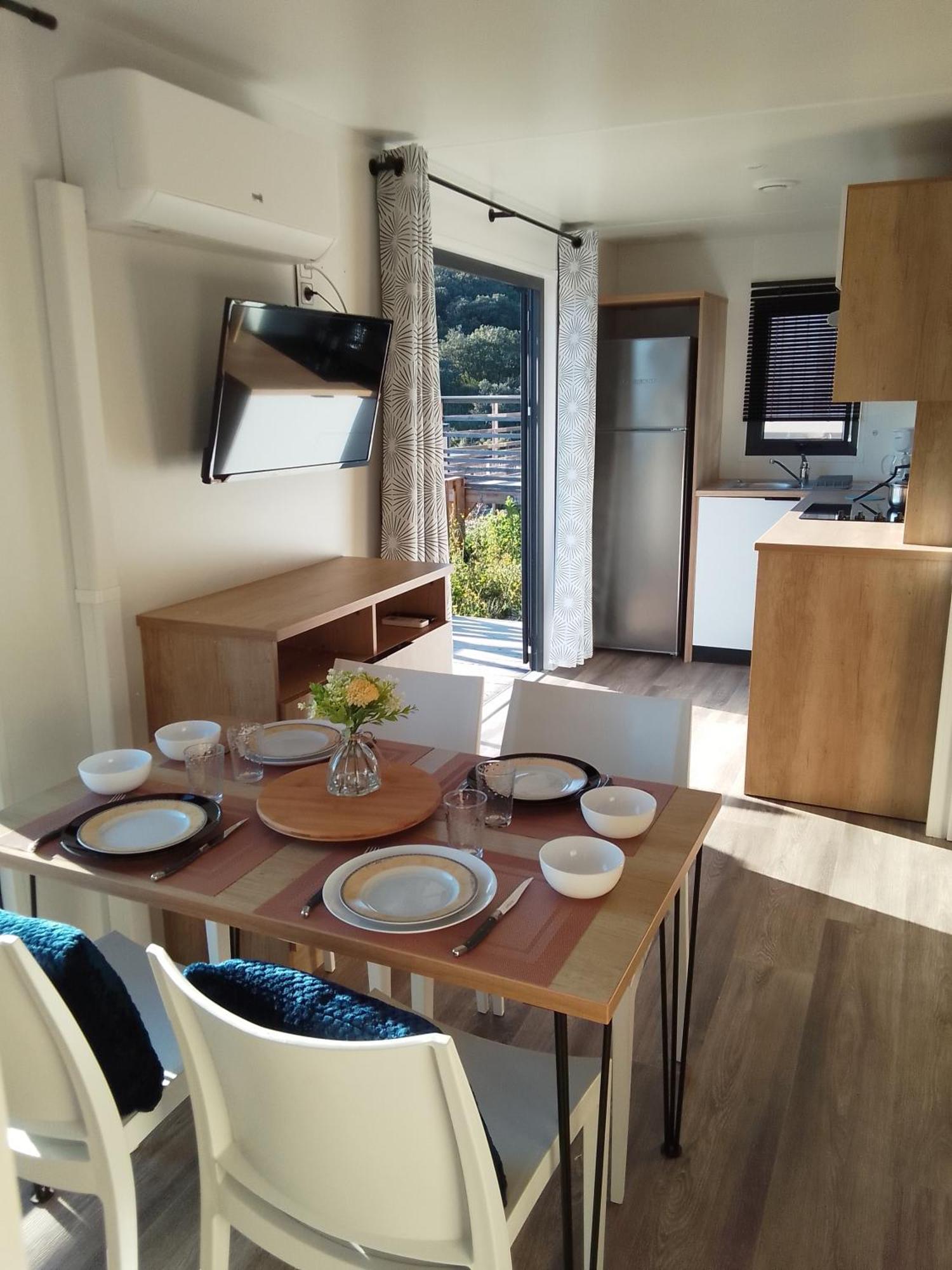 Camping Les Lodges Du Lagon Calvisson Buitenkant foto